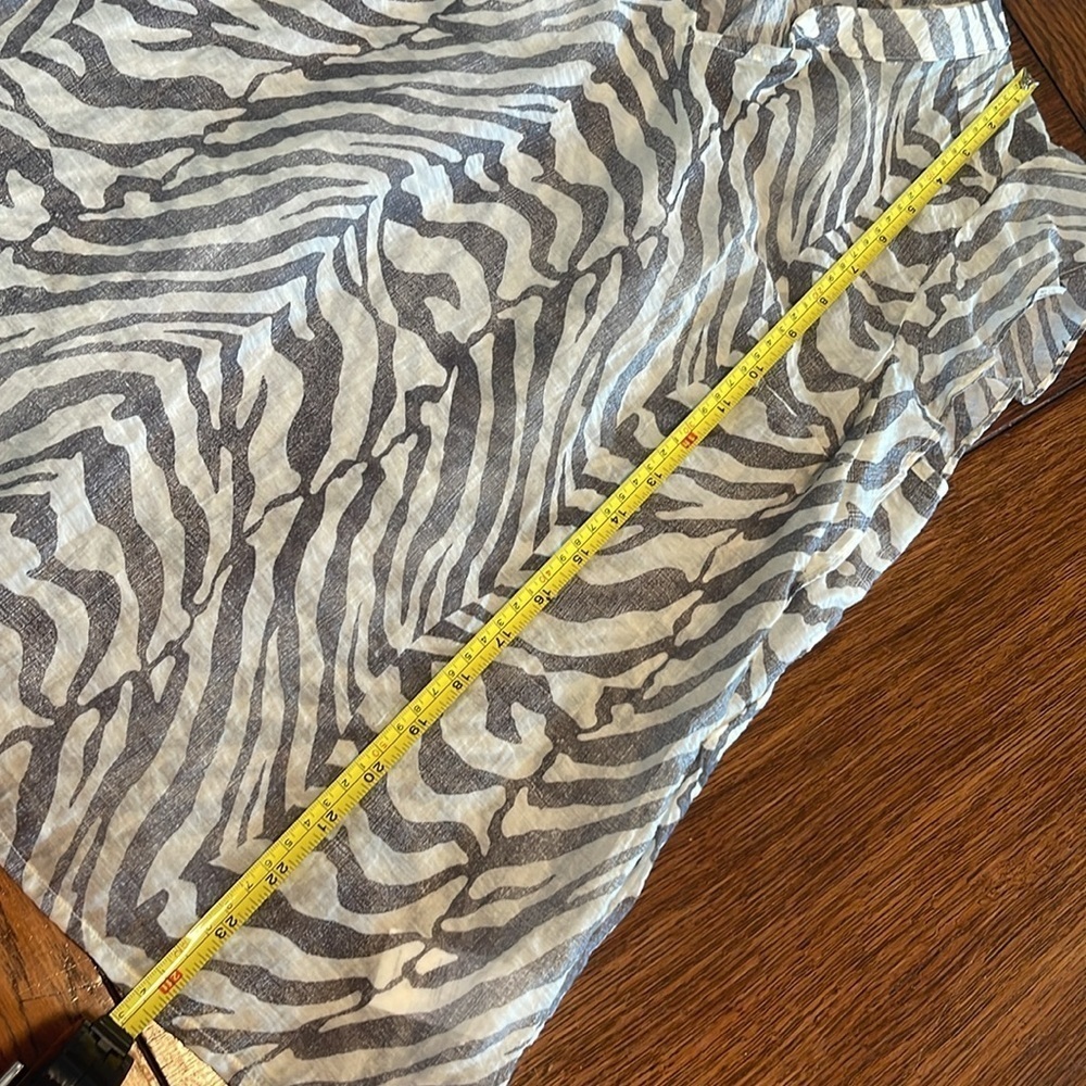Cabi Savannah Top small grey cream Zebra Sleeveless Ruffle animal print - Picture 5 of 7